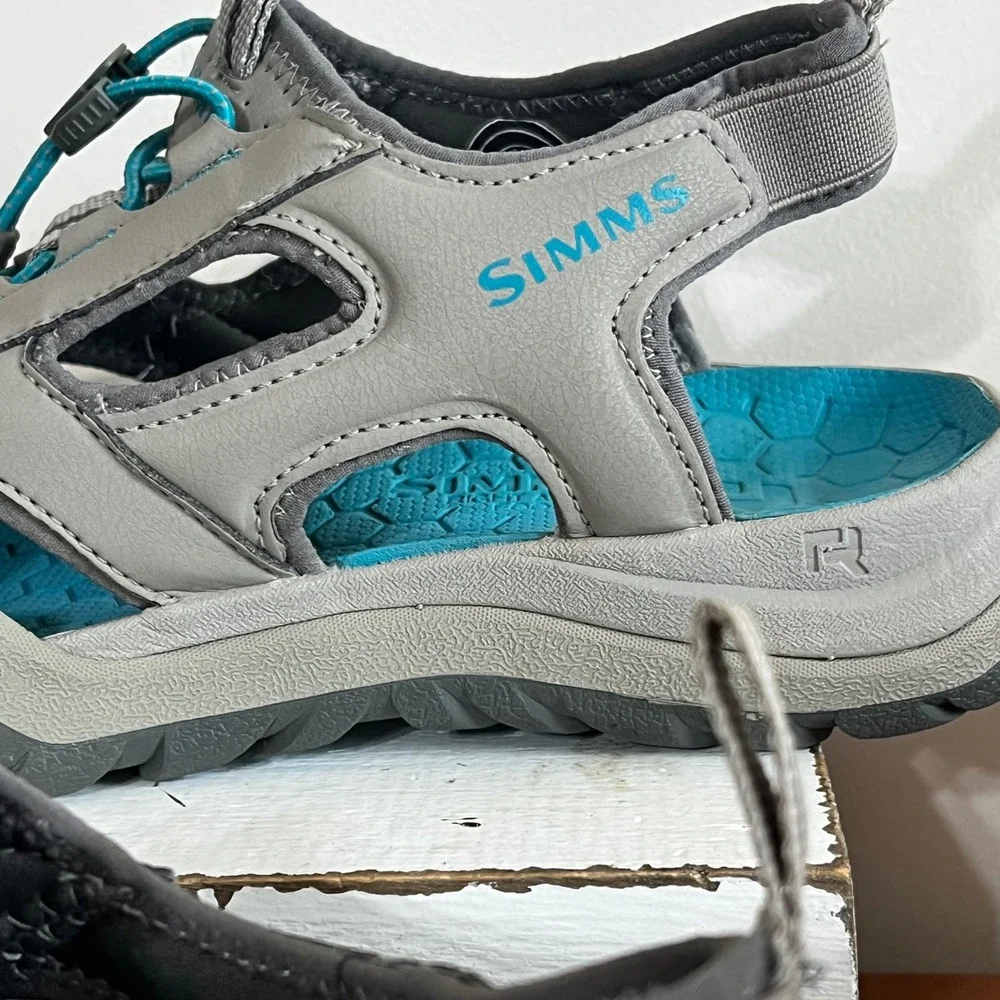 Simms‎ Right Angle Footbed Water Sandals Mens 9 Grey Teal Bungee Fishing 36999